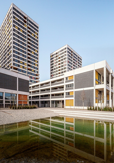 Als Sonnenschutz und gestaltprägende Elemente kamen an ­Balkonen und Loggien Markisen in unterschiedlichen Farbtönen und Stoffen zum Einsatz.