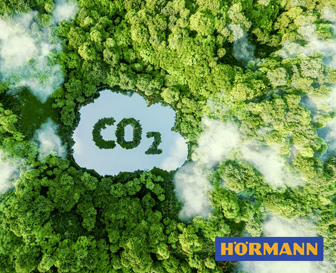 Als erster und einziger Bauelemente-Hersteller liefert Hörmann CO2-neutrale Produkte für den Wohnungsbau (serienmäßig) sowie für den Objektbau (optional nur in Deutschland). - © Foto: Hörmann
