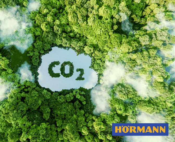 Als erster und einziger Bauelemente-Hersteller liefert Hörmann CO2-neutrale Produkte für den Wohnungsbau (serienmäßig) sowie für den Objektbau (optional nur in Deutschland).
