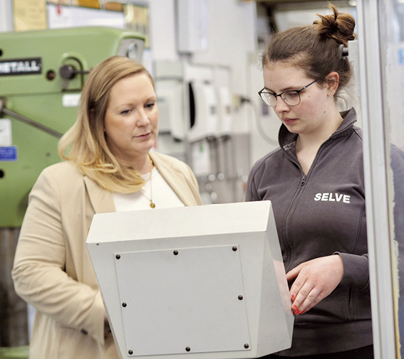 Immer ein offenes Ohr: Anja Nonn (li.) ist ­direkte Ansprechpartnerin für die Fach­kräfte von morgen und koordiniert deren Aus­bildung. Hier macht sie sich bei Janina Honsel­mann (re.) im Werkzeugbau ein Bild vom Stand der Dinge.