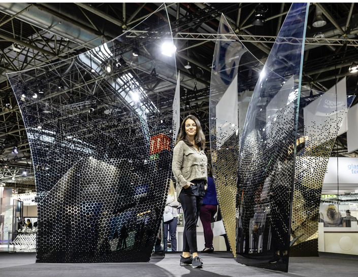 Glaskonstruktionen aus Dünnglas wie die ­Blume von NorthGlass sind ­wegweisende Glasanwendungen für die Zukunft.