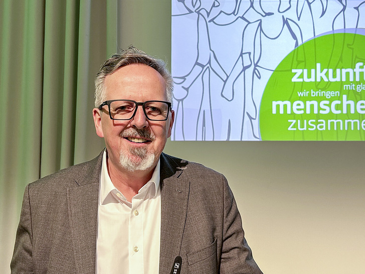 BF-Präsident Hans-Joachim Arnold ­eröffnet den GlasKongress 2023.