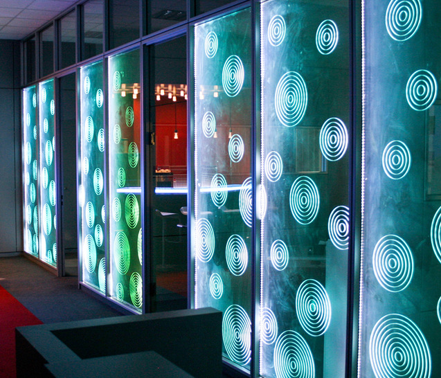 Glastrennwand mit kontrastreicher Innengravur.