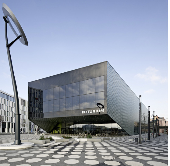 Die Vogelschutz-Folien der Reihe Seen Elements ­kombinieren Vogelschutz und ästhetisches Design und eignen sich auch für großflächige Verglasungen, wie hier in der Fassade des Futuriums in Berlin.