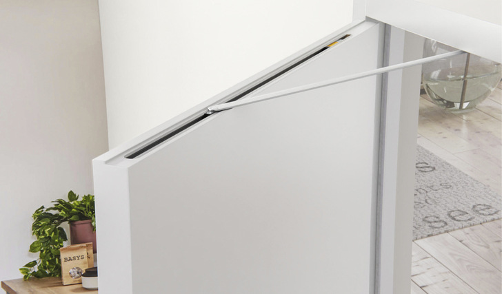 Der neue Öffnungswinkelbegrenzer von Basys schont das Band und die Wand. Der ­Öffnungswinkel ist dabei bis zu einem maximalen Öffnung von 120 Grad einstellbar.