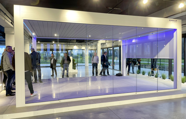 Vollausstattung: Somnium mit LEDs, Ganz-Glasschiebeanlage 6-flügelig und Senkrecht-Screen-Anlagen.