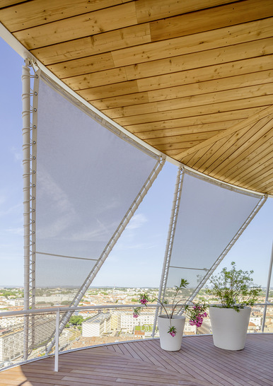 Die Balkone des Gebäudes wurden mit vertikalen Sonnen­segeln aus Frontside View 381 der Serge Ferrari Group ­ausgestattet.