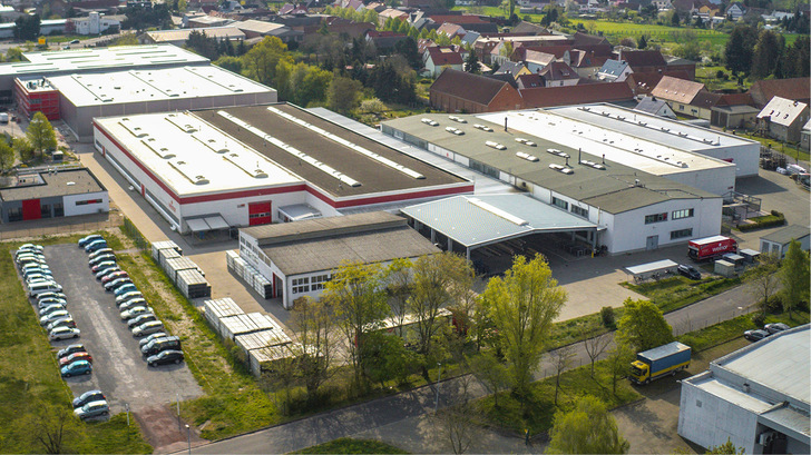 Die Weinor-Produktion in Möckern bei Magdeburg mit dem neu errichteten Teil im Hintergrund. - © Foto: Weinor
