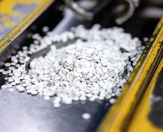 Aus alten Kunststofffenstern gewinnt die VEKA Umwelttechnik ein hoch sortenreines Rezyklat, das direkt in die Produktion neuer Fensterprofile einfließen kann – bei rund 90 % Energieersparnis gegenüber Neu-PVC.