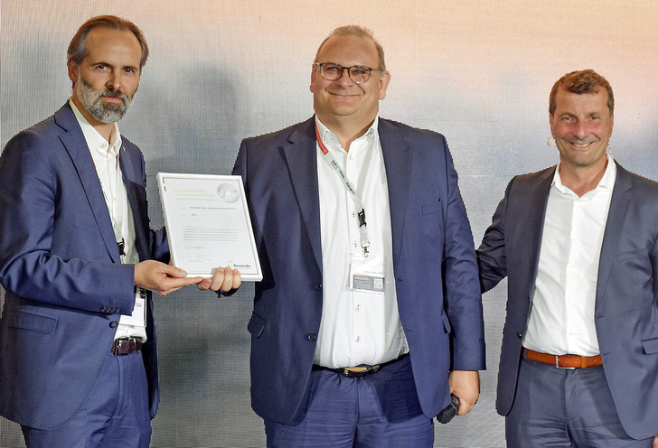 Übergabe der Urkunde zum Eintritt in das Premium-Partner-Netzwerk der ­Rewindo durch Patrick Seitz (Rewindo Gesellschafter) und Carsten Schäfer (aluplast Sales ­Operations Manager), auf der Jubiläumsfeier der Unternehmensgruppe Alfred Bohn an Uwe Rothes (Prokurist Sinsheimer Glas).