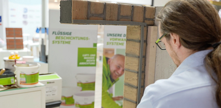 Auf der Messe BAU 2023 präsentierte CPG die neue Version des bekannten ­illbruck TP610 Illmod Compri Fugendichtungsband mit der verstärkten Selbstklebung. Somit kann das Band direkt auf den Klinker geklebt werden. Das spart Zeit und bietet eine optisch optimale Fuge.