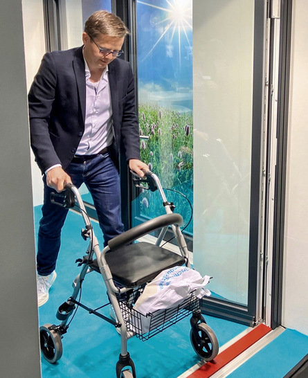 GW-Chefredakteur Daniel Mund beim ‚Stolpertest‘ auf dem Alumat-Stand auf der BAU.