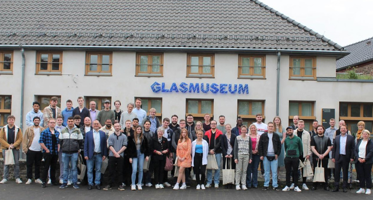 Die Absolventen 2023 der Glasfachschule Rheinbach - © Staatliche Glasfachschule Rheinbach
