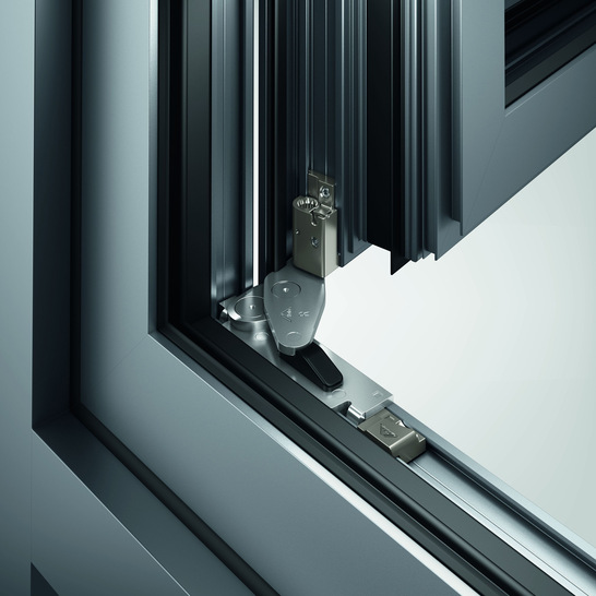 Axer und Ecklager werden durch Montagekeile fixiert. Im Bild die Drehkipp-Ausführung des „Roto AL Designo STS“.