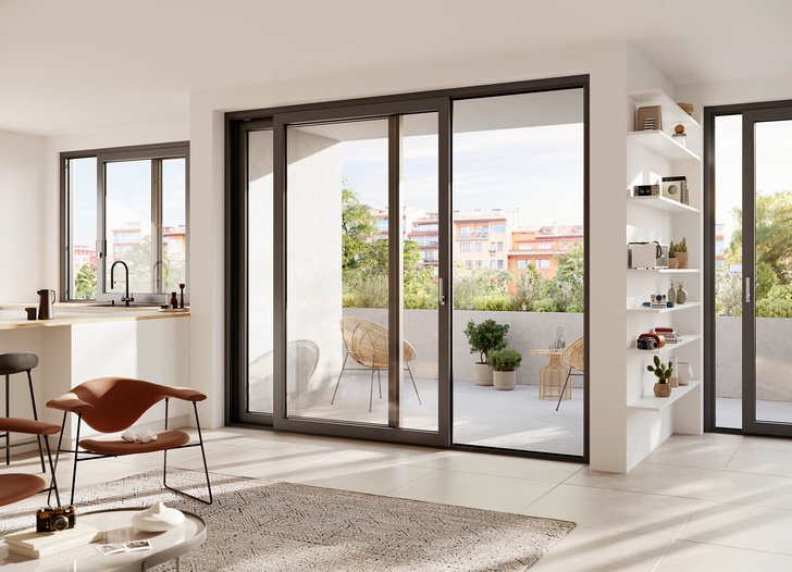 Anders als klassische Balkontüren bietet ECO SLIDE CO dank seiner reduzierten Durchgangshöhe von ca. 45 mm in Schiebetüren einen komfortablen Durchgang nach draußen. - © Siegenia
