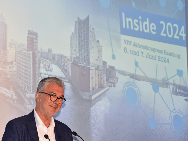 VFF-Präsident Helmut Meeth: „Unser Blick in die Zukunft hoffnungsfroh, denn die Branche ist Teil der Lösung und nicht Teil des Problems. Ohne uns geht nichts, wo wir sind ist vorne.“ Zum Schluss lädt er ein zum Jahreskongress 2024  in Hamburg.