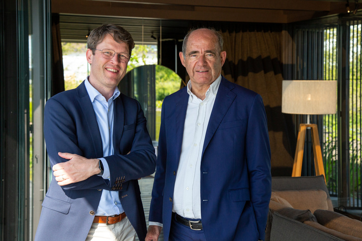 (Links: Dieter Maes, der neue Geschäftsführer von Renson Outdoor, und rechts: Paul Renson, CEO der Renson Group) - © Renson
