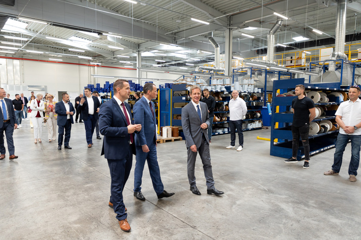 Beim Rundgang führt Josip Klasic, Geschäftsführer Deceuninck Kroatien den belgischen Botschafter Nicolaas Buyck sowie Bruno Humblet (v.l.n.r.) durch die neue und innovative Geschäfts- und Produktionsstätte von Deceuninck in Kroatien.