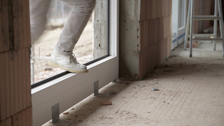 Nach der Fenstermontage fallen viele weiter Arbeitsschritte auf der Baustelle an, die zu Beschädigungen an den hochwertigen Fenstern führen können. Eine Vorabzarge kann dieses Problem lösen. - © Döpfner Fenster
