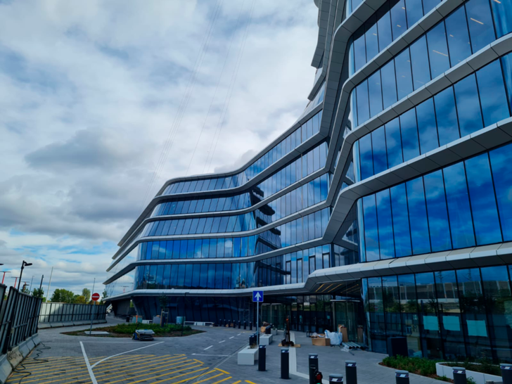 Heavydrive Geräte kamen bei der komplexen Fassade dieses Gebäudes des MOL-Campus in Budapest zum Einsatz.