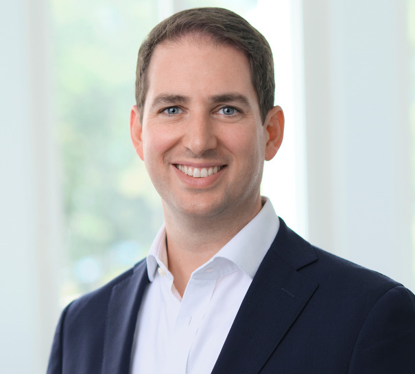 Christoph Blepp blickt zurück auf über 12 Jahre professionelle Erfahrung im Projektmanagement sowie in der Strategie- und Transaktionsberatung bei  bei kleineren Beratungen und PwC, mit Fokus auf die Bau- und Bauzulieferindustrie.