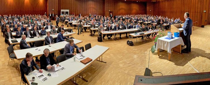 Seit 1972 liefern die Rosenheimer Fenstertage relevante Neuigkeiten aus Normung, Technik und Wissenschaft – so auch 2023 am 11. und 12. Oktober.  - © Daniel Mund / GLASWELT
