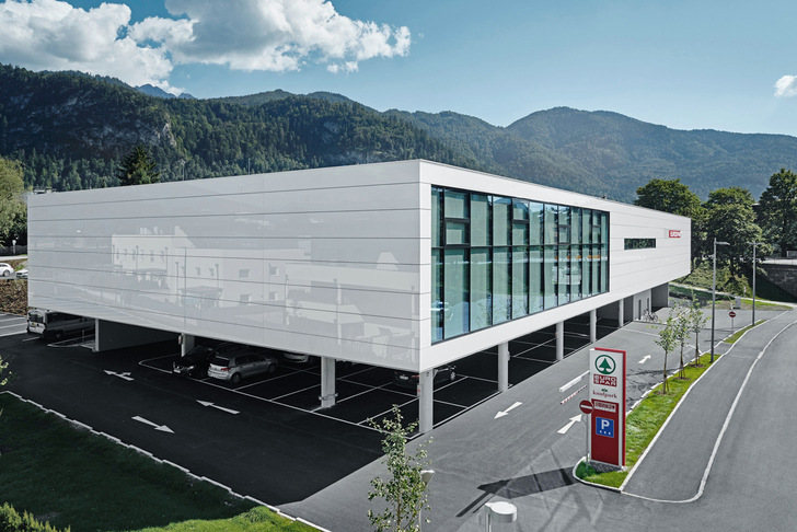 Stichwort Corporate Architecture: Mit sedak gsp profitieren v.a. Gewerbebauten, wie Supermärkte und Showrooms, von der hohen Energieeffizienz und Gestaltbarkeit des Fassadenglases.