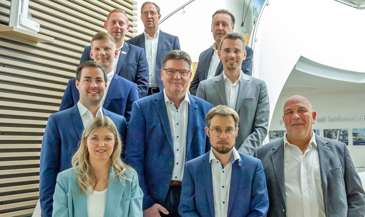 Auf dem Bild (v.l.):Erste Reihe: Denise Schiffer (Personalwesen, Geschäftsführerin GERMAN WINDOWS Holding GmbH), David Frechen (Geschäftsführer GERMAN WINDOWS Holding GmbH), Thomas Meyer (Holz); zweite Reihe: Tobias Schnelting und Norbert Albers (Produktion und Technik); dritte Reihe: Marcel Steverding (Montage), Marc Schiffer (Vertrieb); Vierte Reihe: Stephan Böcker (Aluminium), Guido Telaar (Finanzen); Fünfte Reihe: Helmut Paß (Geschäftsführer)