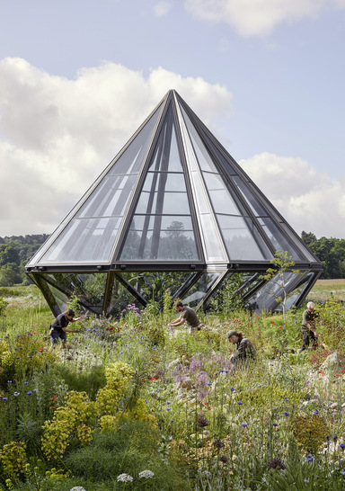 Die Glas-Architektur ist ein kinetisches Kunstwerk, das in zehn spitz zulaufenden Dach-Segmenten kulminiert. - © Foto: Raquel Diniz / Heatherwick Studio
