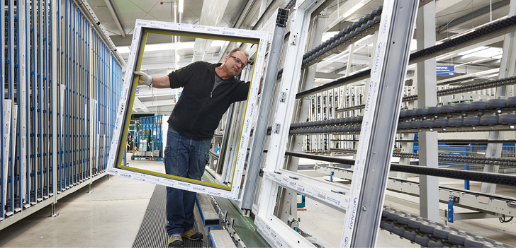 Die Fensterproduktion bei Helmut Meeth in Wittlich. Hier findet die „Hochzeit“ zwischen Flügel und Rahmen statt. - © Foto: Mittelstand 4.0-Kompetenzzentrum Kaiserslautern / A. Sell
