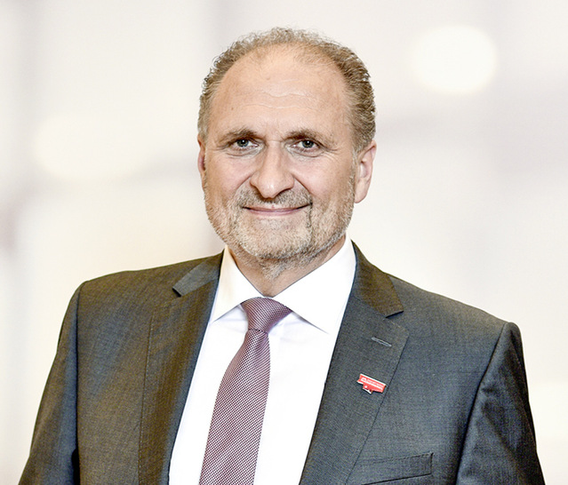 ﻿Hans-Peter Wollseifer ist seit 2010 Präsident der HWK Köln. Von 2014 bis 2022 war er Präsident des Zentralverbandes des Deutschen Handwerks (ZDH).