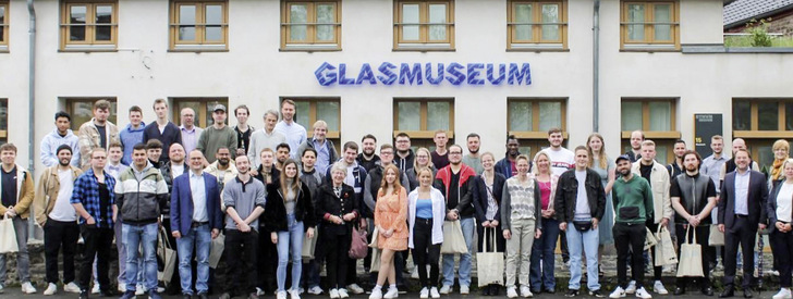 So sehen Sieger 2023 aus: Die besten Absolventen der Glasfachschule Rheinbach - © Foto: Glasfachschule Rheinbach
