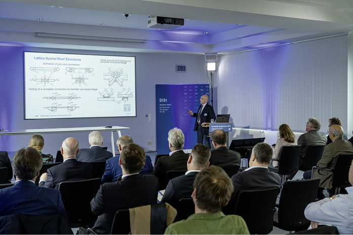 Ein Blick in den technischen Teil der Konferenz: Alberto Mandara, Vorsitzender des CEN/TC 250/SC 9 „Bemessung und Konstruktion von Aluminiumtragwerken“ bei seinem Vortrag.