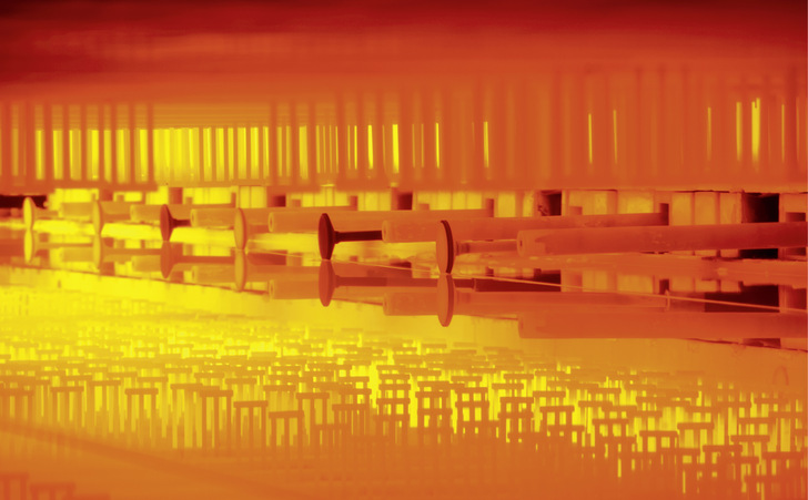 Ein Blick auf die Floatwanne, wo die zähflüssige rund etwa 1000 ºC heiße Glasmasse über ein Bad aus ­flüssigem Zinn (rund 1600 ºC) gezogen wird.