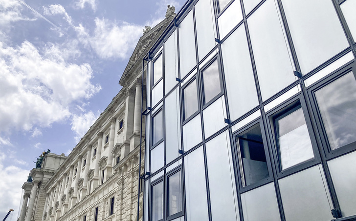 Krasser Fassadenkontrast: Neben der Wiener Hofburg wurde ein provisorisches Gebäude des Österreichischen ­Parlaments errichtet. - © Foto: Daniel Mund / GW
