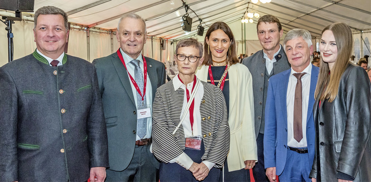 Bei der Jubiläumsfeier (v. l.): Staatsminister Bernreiter, Johann Putz mit Frau Maria Putz, Theresa Putz, Bürgermeister von Büchlberg Josef Hasenöhrl, ­ Bürgermeister ­der ﻿Heimatgemeinde Leo Meier, Carolin Putz - © Foto: Putz Fenster & Haustüren Design GmbH
