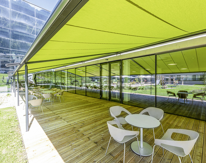 Mit den Pergolen wollte man die Außenfläche für die ­Beschäftigten attraktiver ­gestalten und wetterunabhängig nutzbar machen.