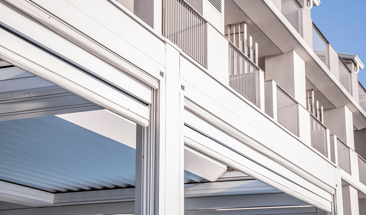 Die Senkrechtmarkisen sind so konzipiert, dass sie jede Pergola seitlich – an einer oder mehreren Seiten – schließen und so geschützte Räume schaffen. 