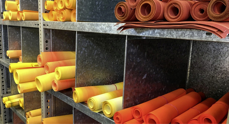 Seit mehr als 30 Jahren arbeitet man Verschnitt optimiert. Für jedes einzelne Tuch wird berechnet, welche Konfektionsvariante zum geringsten Verschnitt führt. 