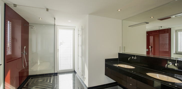 Scala Glasbau fertigte und montierte die Gläser sowie die Spiegel für dieses hochwertige Badezimmer. 