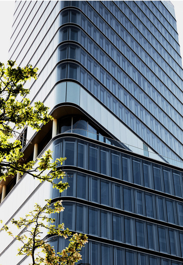 Die Fassade des neuen Porsche Design Towers in Stuttgart ist mit dem ­Vogelschutzglas Ornilux design lines ausgestattet. - © Foto: Isolar
