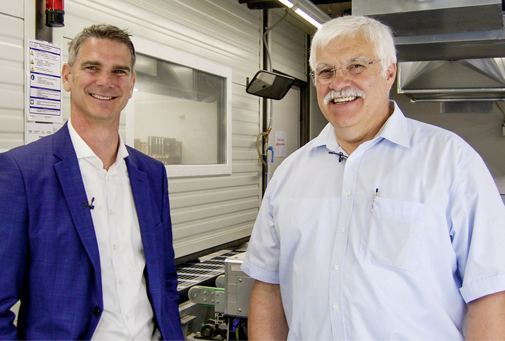 Gutes Team: ­Knittel CEO Fabio ­Insalata (l.), Schwiegersohn des ­verstorbenen Firmen­gründers, und ­Roboter-Spezialist ­Jochen ­Günther, Leiter der ­Knittel Maschinen­bausparte.