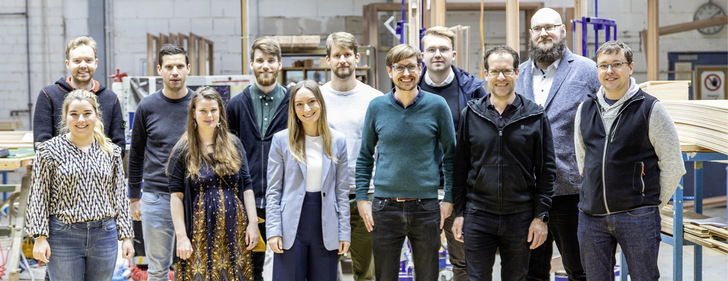 Die Zukunftswerkstatt ist eine Plattform für die jüngere Generation im Holzfensterbau. v.l.: Lisa-Marie Beelitz (MB Fensterbau und ­Tischlerei), Maximilian Grünbeck (Fenster- & Türenbau Grünbeck), Andreas Chrobok (Fensterbau Erich Schillinger), Maxi Häber (HFBB Holzfensterbau ­Bernau), Kai Pless (Bundesverband ProHolzfenster), Sarah Nuffer (Wipfler Fenster + ­Fassaden), Florian Kowalski (KOWA Holzbearbeitung), ­Stefan Appelhans (Sorpetaler Fensterbau), Simon Hinrichs (Herbert Fenster), Mike Weihe (Weihe GmbH), Johann Koch (ADJOKO GmbH), Thomas ­Pötschke (Pötschke Fensterbau).