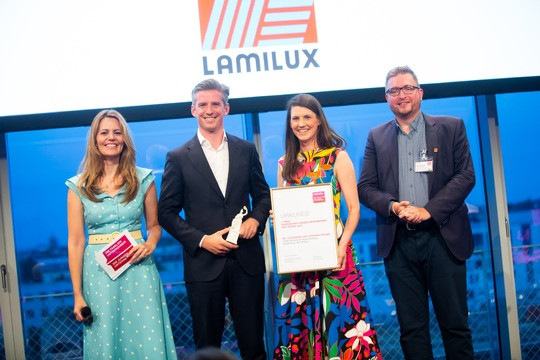 Bei der Preisverleihung (v.l.): Moderatorin Monika Eckert (München TV), Lamilux GF Dr. Alexander Strunz, LAMILUX Lamilux GF Johanna Strunz und der Landesvorsitzende der jungen Unternehmer Raphael Sallinger - © Anne Großmann Fotografie
