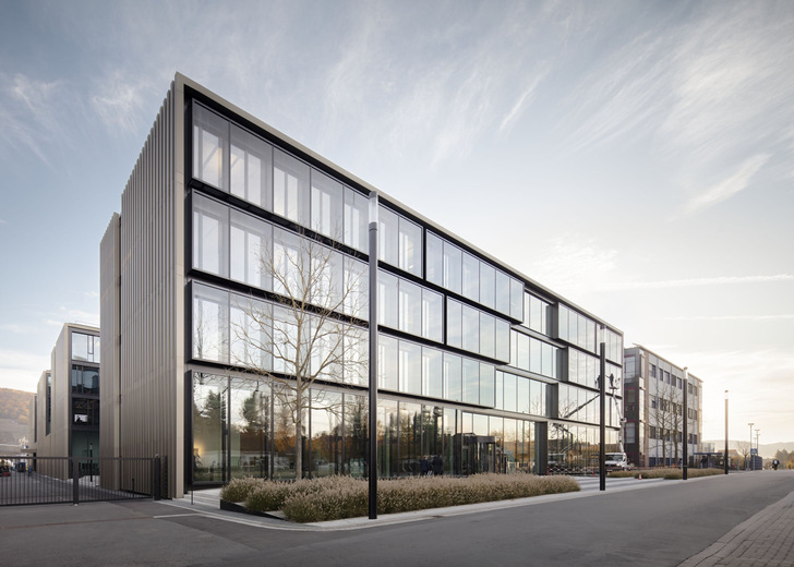 Die Fassade des WIKA-Entwicklungszentrum wurde mit, teils übergroßen Gewe-therm Fassadengläser (teils aus VSG) ausgestattet. - © Marcus Bredt Fotografie
