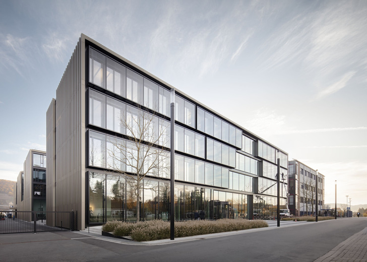 Die Fassade des WIKA-Entwicklungszentrum wurde mit, teils übergroßen Gewe-therm Fassadengläser (teils aus VSG) ausgestattet.