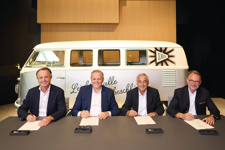 (v.l.) Dr. Walter Stadlbauer und Andreas Engelhardt, COO/CTO und persönlich haftender Gesellschafter von Schüco, unterzeichnen gemeinsam mit Lázló Kálmán, Geschäftsführer Metallinvest Holding GmbH, und Reiner Bachnick, Geschäftsführer RSFB Technologie GesmbH & AWB Aluminiumwerk Berlin GmbH, die Vertragsdokumente im Schüco Welcome Forum in Bielefeld.