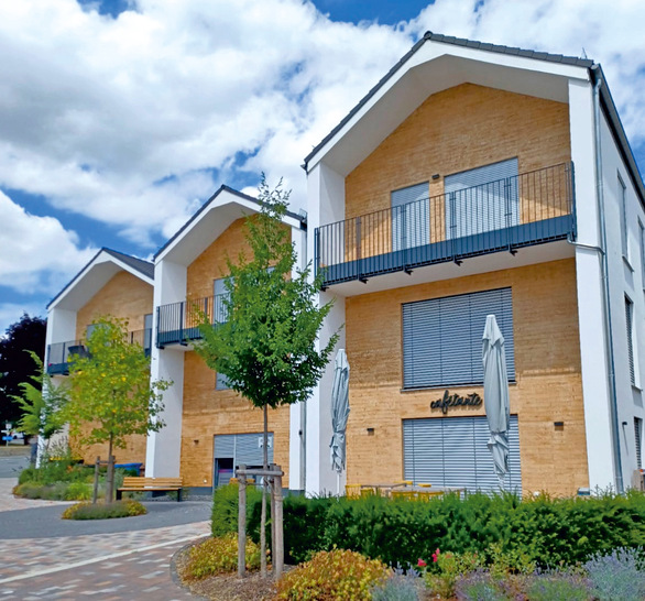 Aus energetischer Sicht ist es unerlässlich, für Fenster einen Sonnenschutz vorzusehen und ihn auch zu benutzen. Dieser wird dann gleichzeitig zum "Heizungsregler" im Sommer.