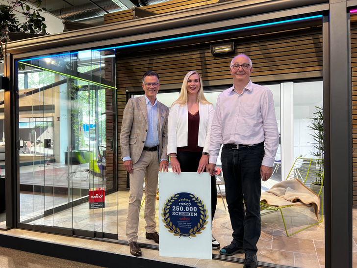 Bei der Übergabe der 250.000sten Semco-Scheibe: Wolfgang Fäßle, kaufmännischer Leiter von Weinor (links), Laura Broek, Vertriebsinnendienstleiterin und Ulrich Holz Verkaufsleiter von Semcoglas Glastechnik in Nordhorn.