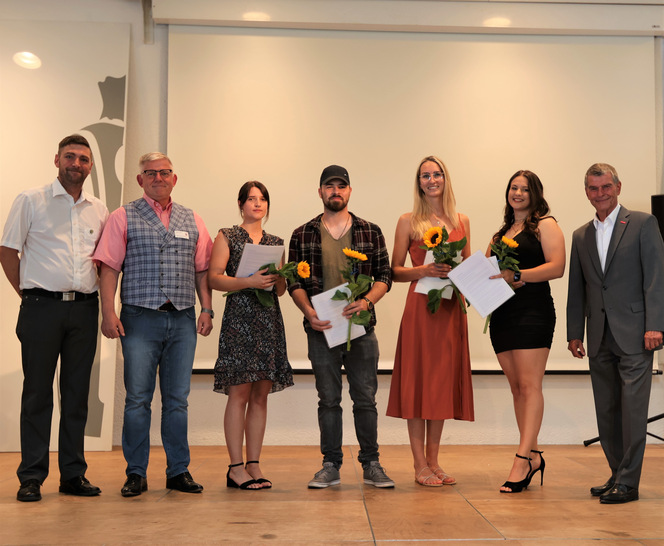 Die Jahrgangsbesten mit v.l.: OStr. Martin Pagel, Fachlehrer Marcel zur Löwen, Kyra Schuch, Martin Richert, Theresa Ostendorff, Pia Krott, LIM Martin Gutmann - © Staatlichen Fachschule Weilburg-Hadamar / Foto Jörg Müller
